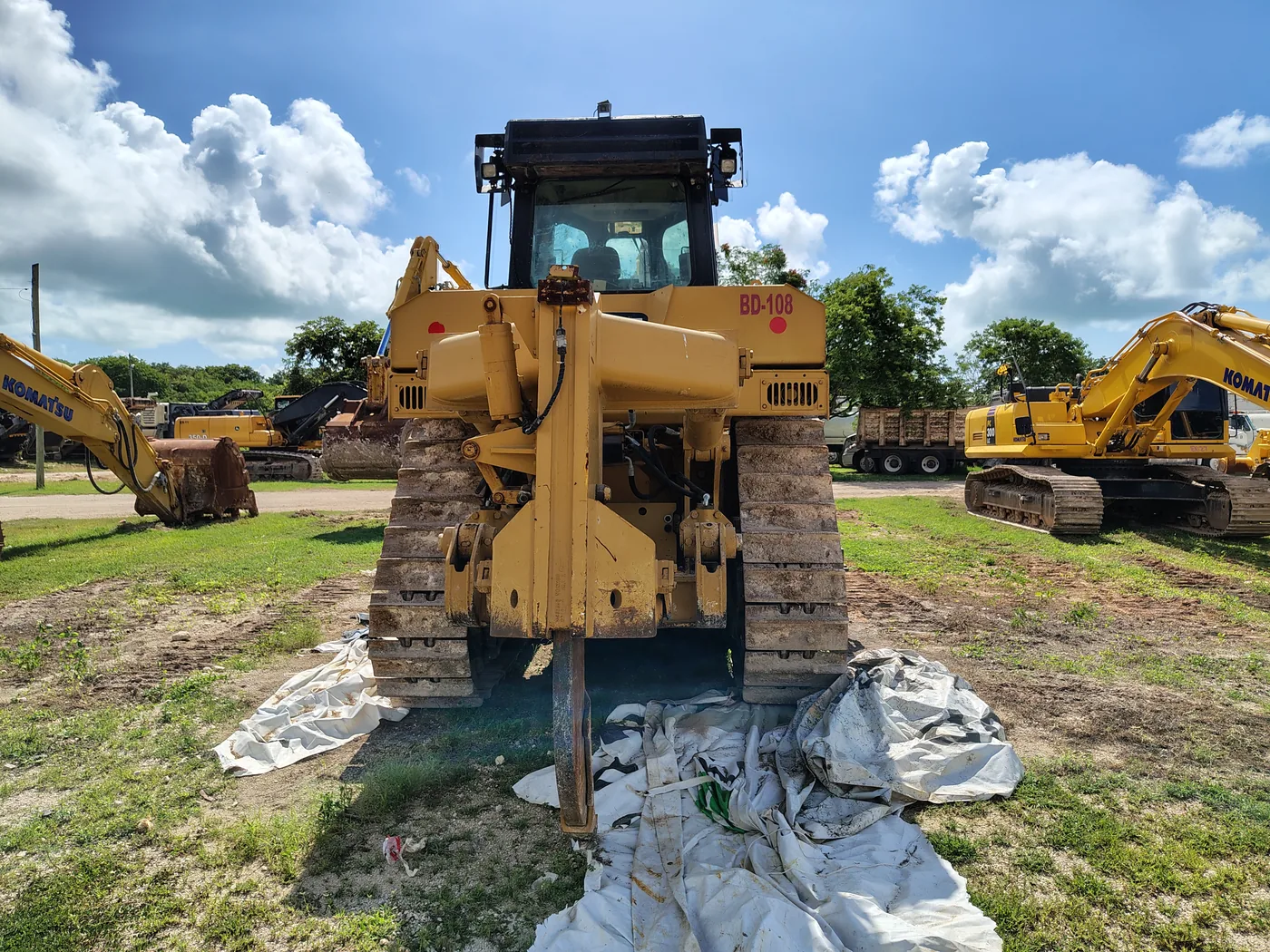 Bulldozer Caterpillar en campo