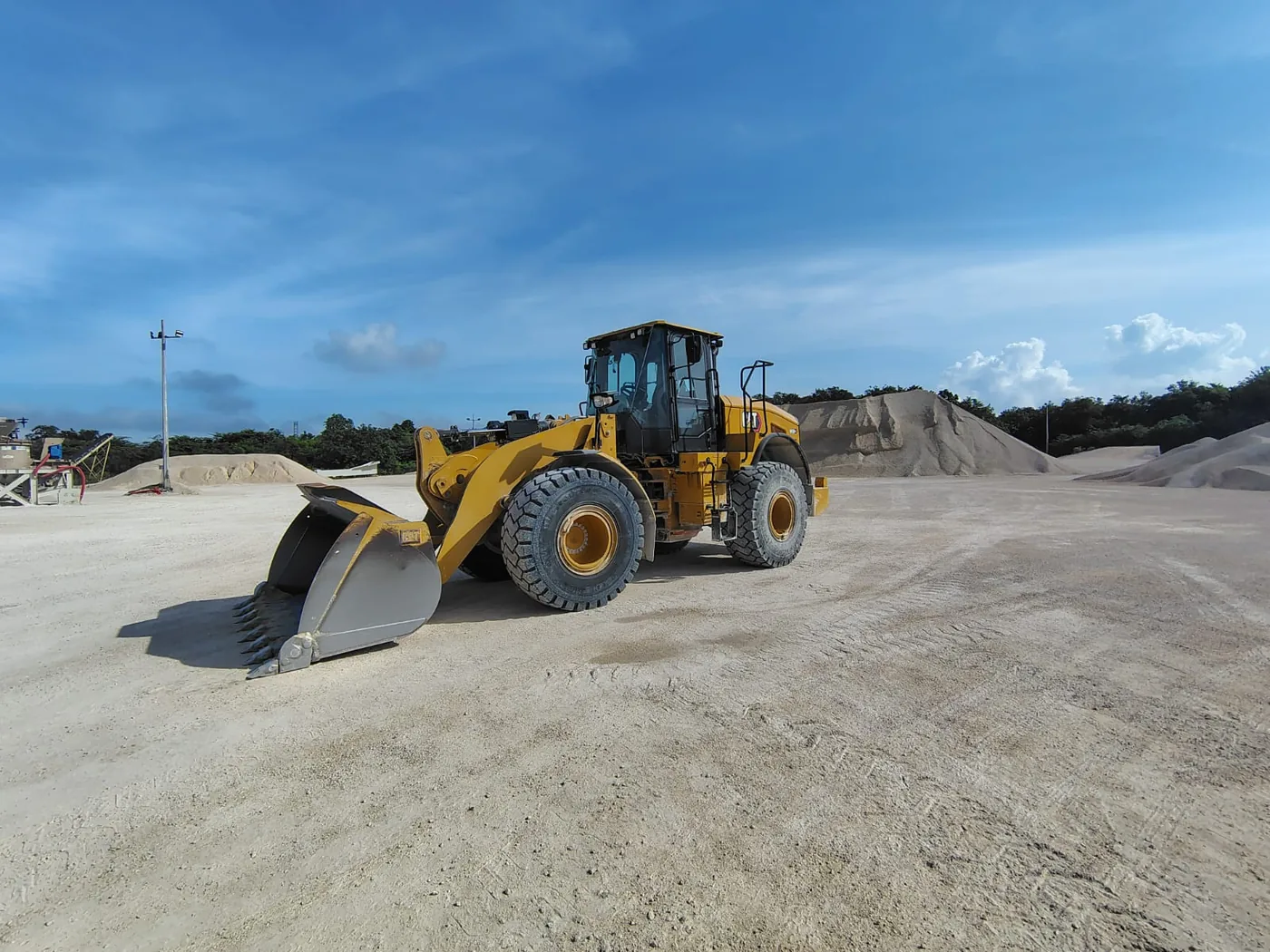 Cargador frontal Caterpillar en campo